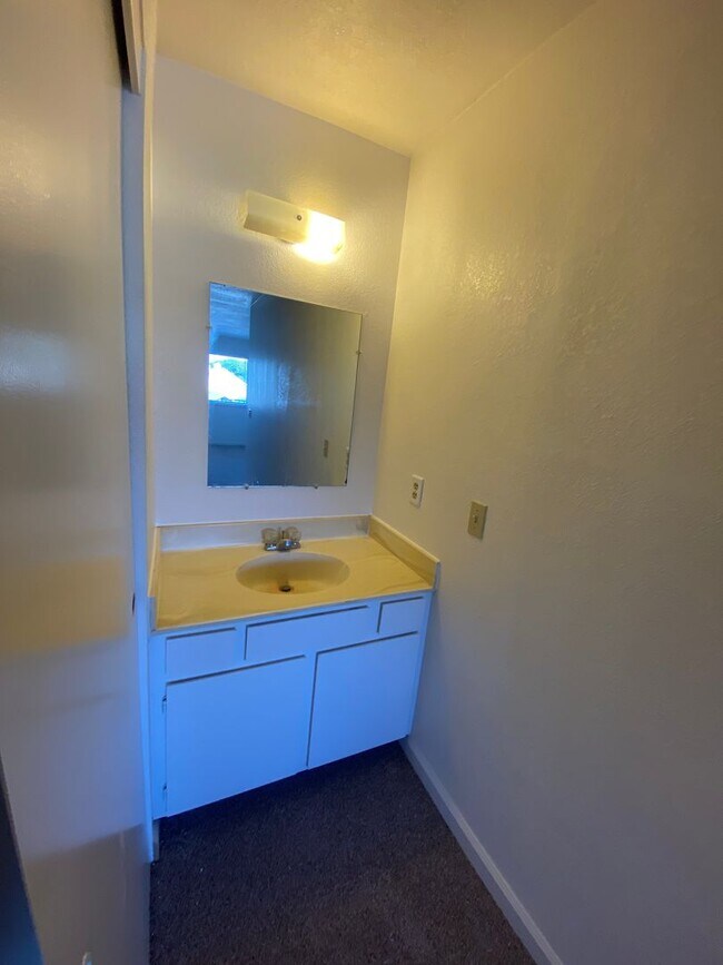 Building Photo - La Tierra Gardens - 2/1 Upstairs Apartment