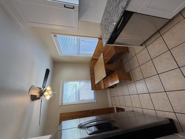 Building Photo - 721 Robins Ave