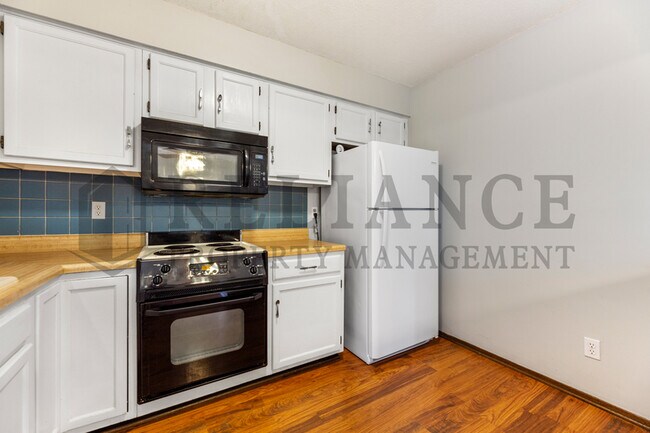 Building Photo - 605 S Kessler St