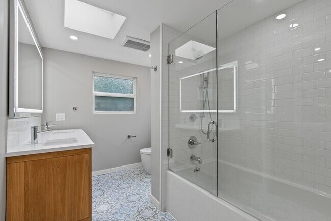 Building Photo - Elegant Air-Conditioned Newly Remodeled Matthews Beach Rambler