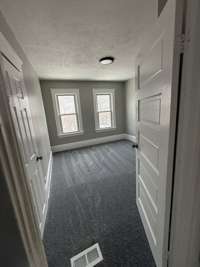 Building Photo - Cudell/West Blvd neighborhood; 4 bedroom/1 bath single family house for rent!