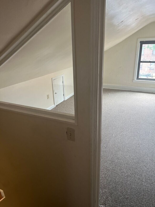 Building Photo - 2206 Sarah St