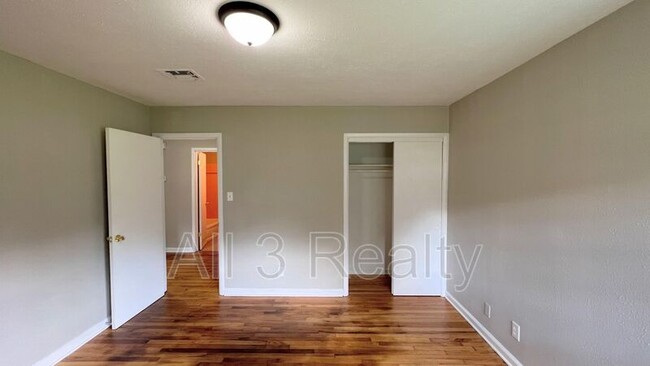 Building Photo - 924 Green Ridge Rd