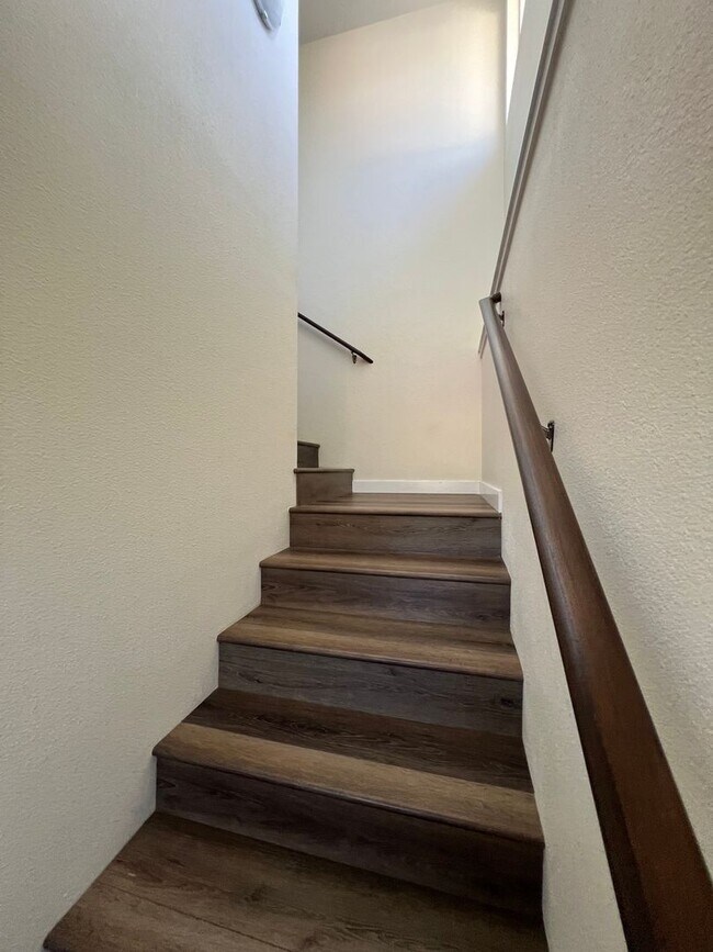 Building Photo - Three bed/Two Bath Upstairs Apartment | Available Now