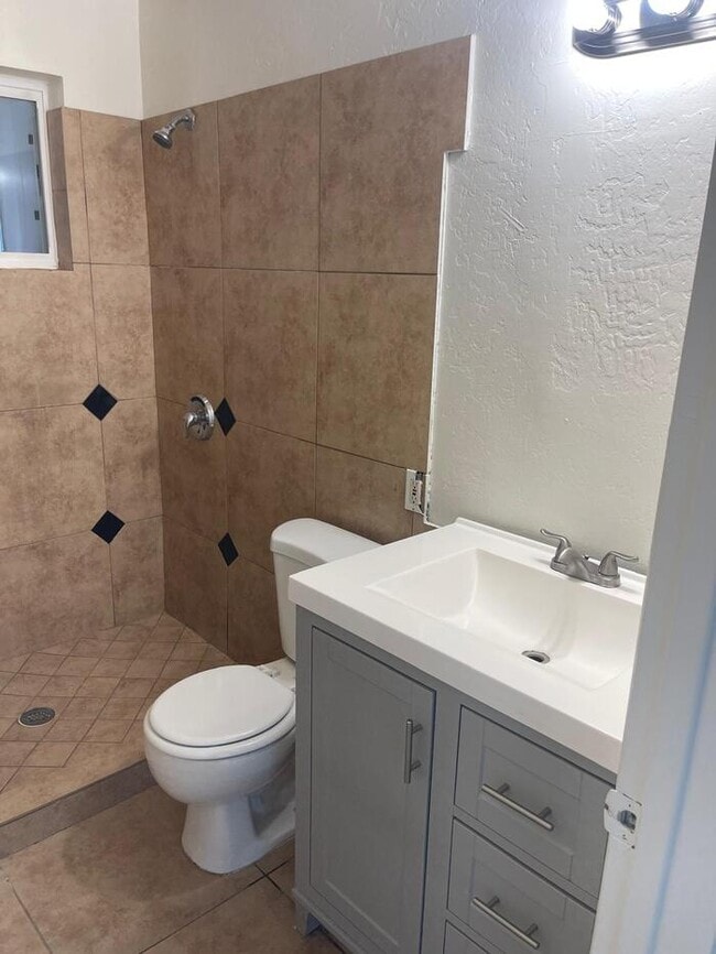 Building Photo - 4602 W Whitton Ave