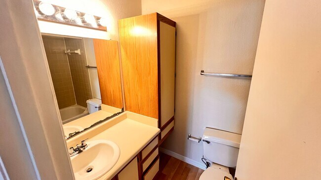 Building Photo - Available NOW! Charming 2 BD / 2 BA in Orl...