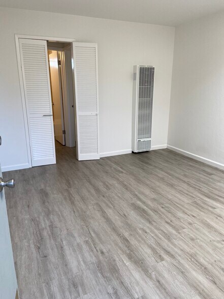 Building Photo - 884 Park Dr