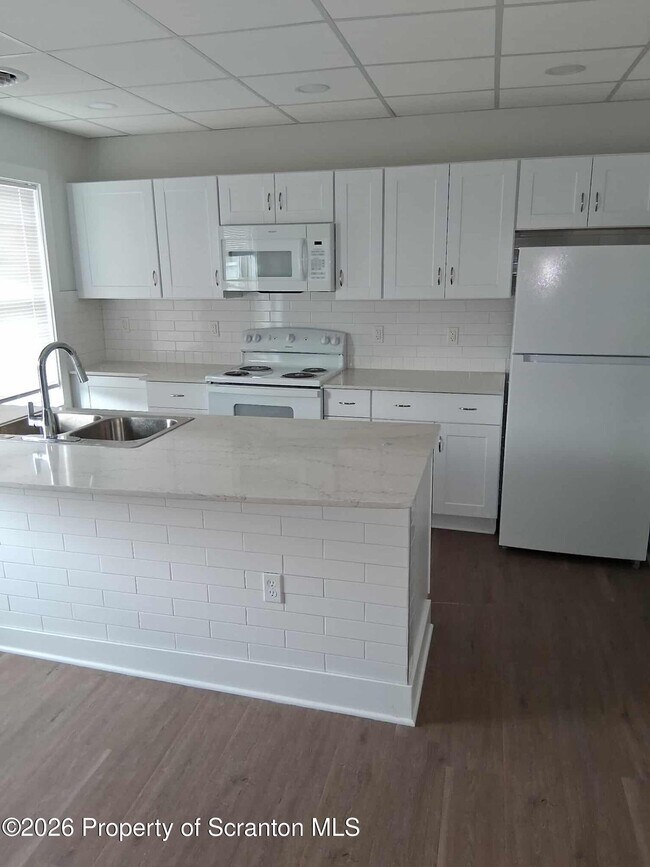 Building Photo - 104 Hill St