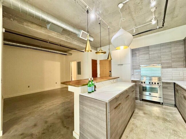 Building Photo - 1212 E Whiting St