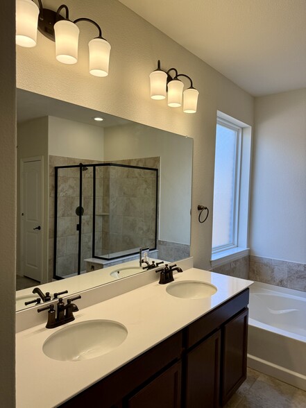 Master bath - 2501 Temple Dr