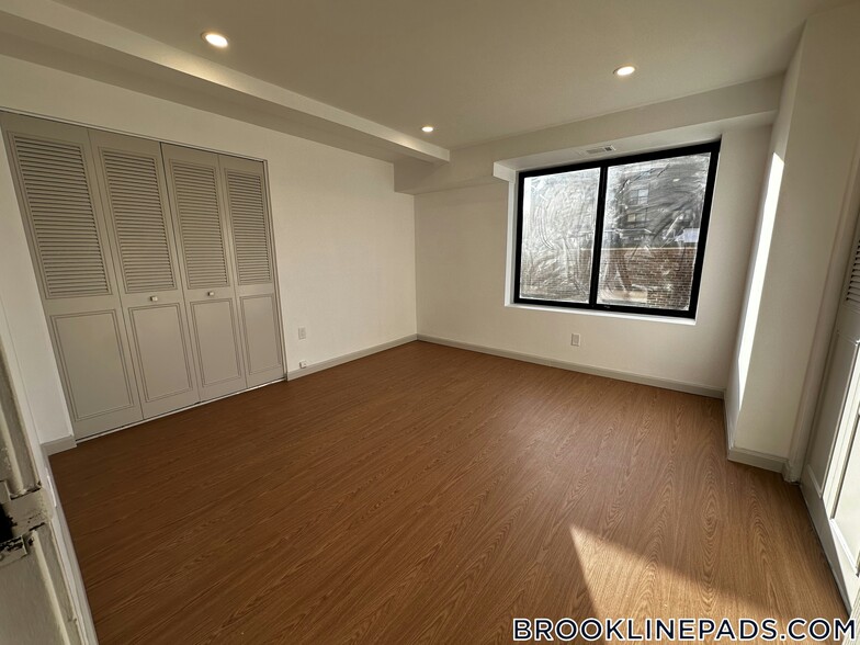 Building Photo - 1243 Beacon St