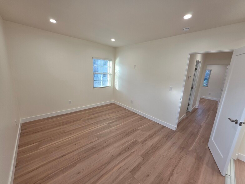 Building Photo - 2913 W Riverside Dr