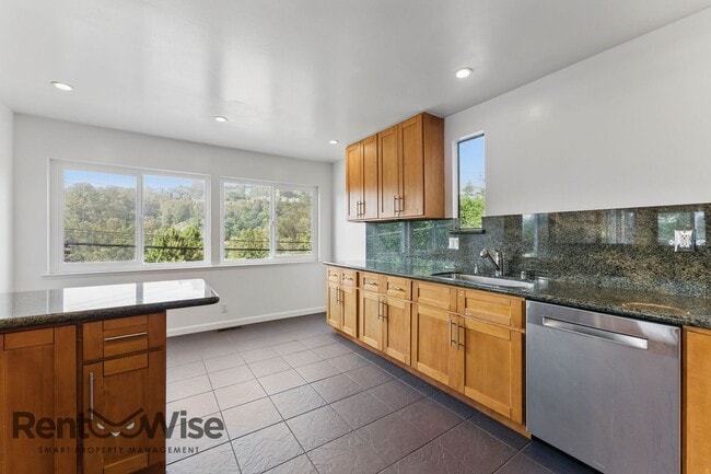 Building Photo - 6845 Thornhill Dr