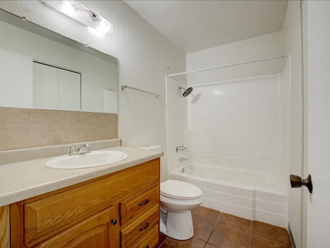 Building Photo - $400 OFF FIRST MONTH'S RENT!*