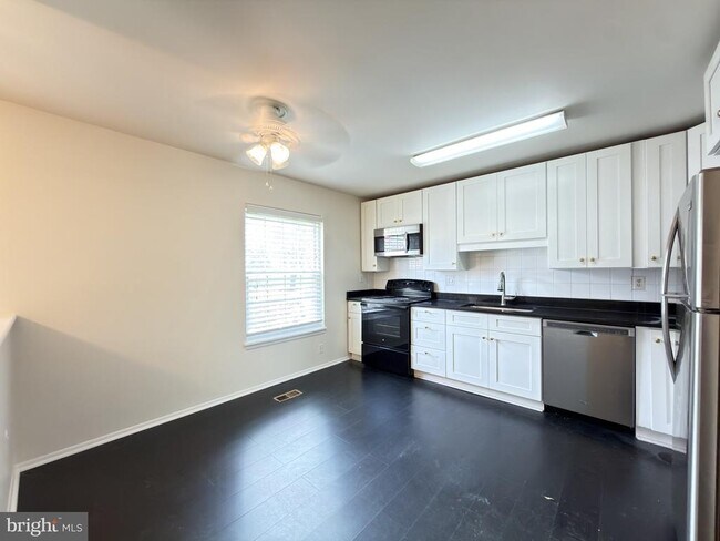Building Photo - 23 Valley Crossing Cir