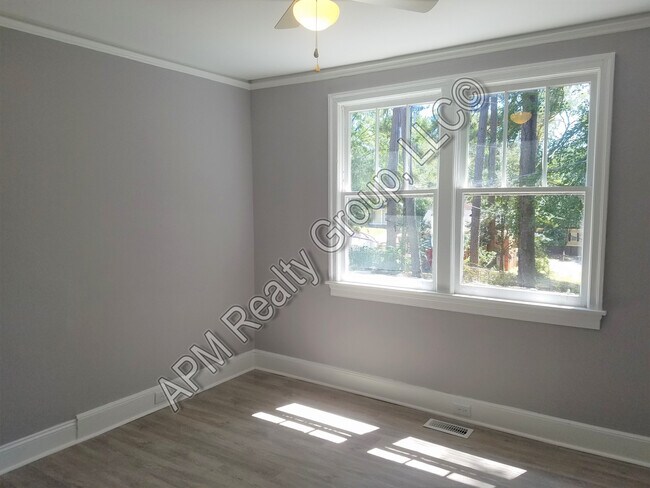 Building Photo - Renovated Three Bedrooms Downtown Columbia