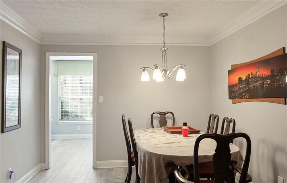 Building Photo - 6980 Roswell Rd