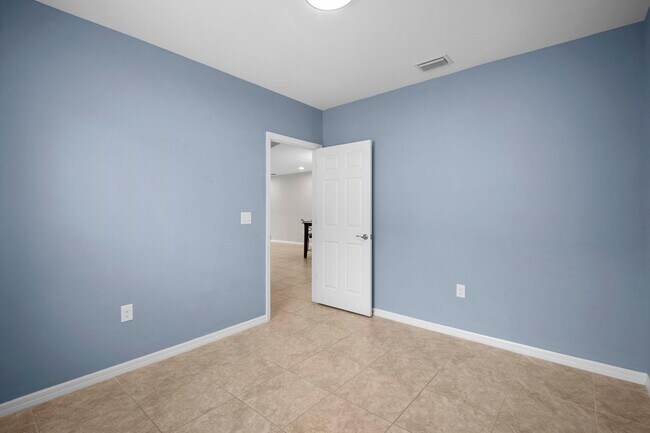 Building Photo - Stunning  2-bedr 2-bath+ Den/office home located in the desirable Lindsford in Fort Myers