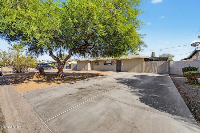 Building Photo - 515 E Vista Del Cerro Dr