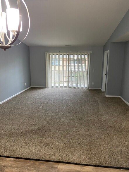 Building Photo - 9816 Wildwood Cir