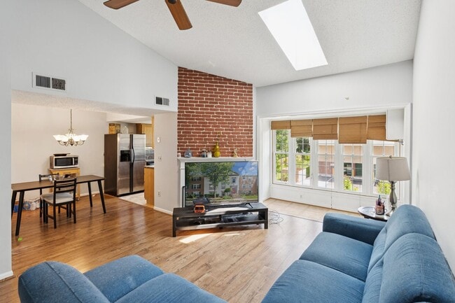Building Photo - Set in the charming Hunters Square communi...