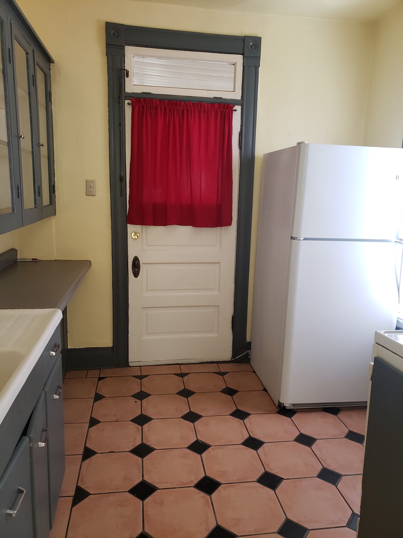 Kitchen 1 - 619 500 E