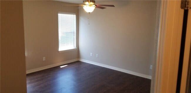 Building Photo - 631 N Longfellow Ln