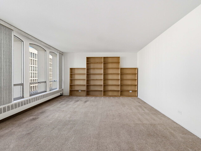 Building Photo - 1400 E 55th Pl