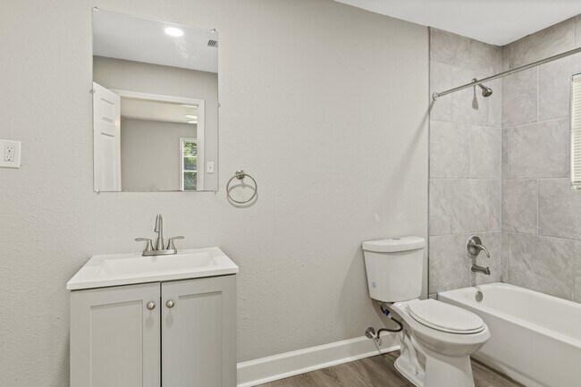 Building Photo - 406 Bardash St