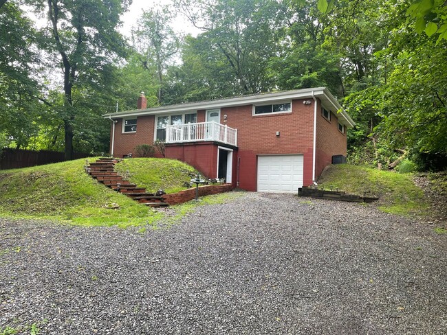 Building Photo - Tastefully Updated 3 Bedroom Home in McCandless!