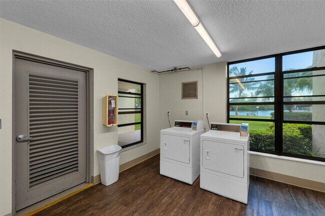 Building Photo - 7 Royal Palm Way