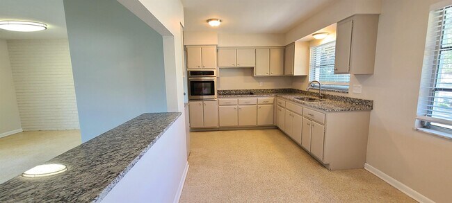 Building Photo - 1512 Picardy Cir