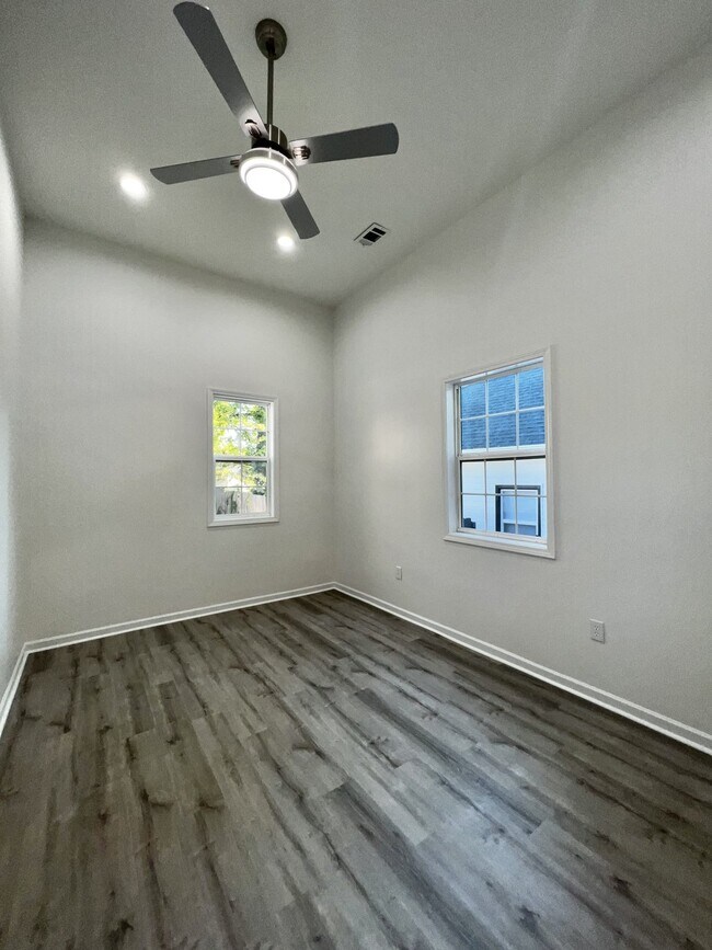 Building Photo - 947 Clark St