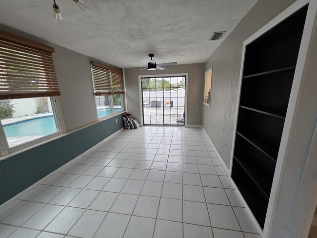 Building Photo - 370 Hunt Dr