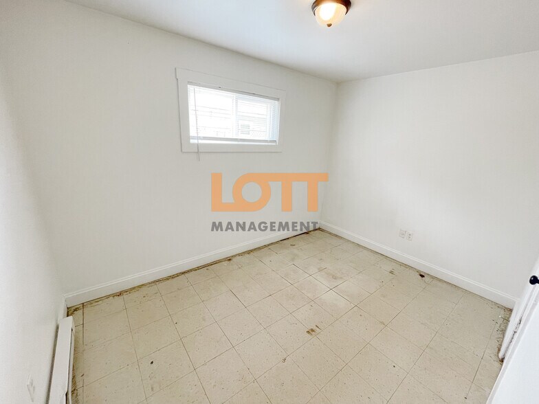 Building Photo - 10 Montis Dr