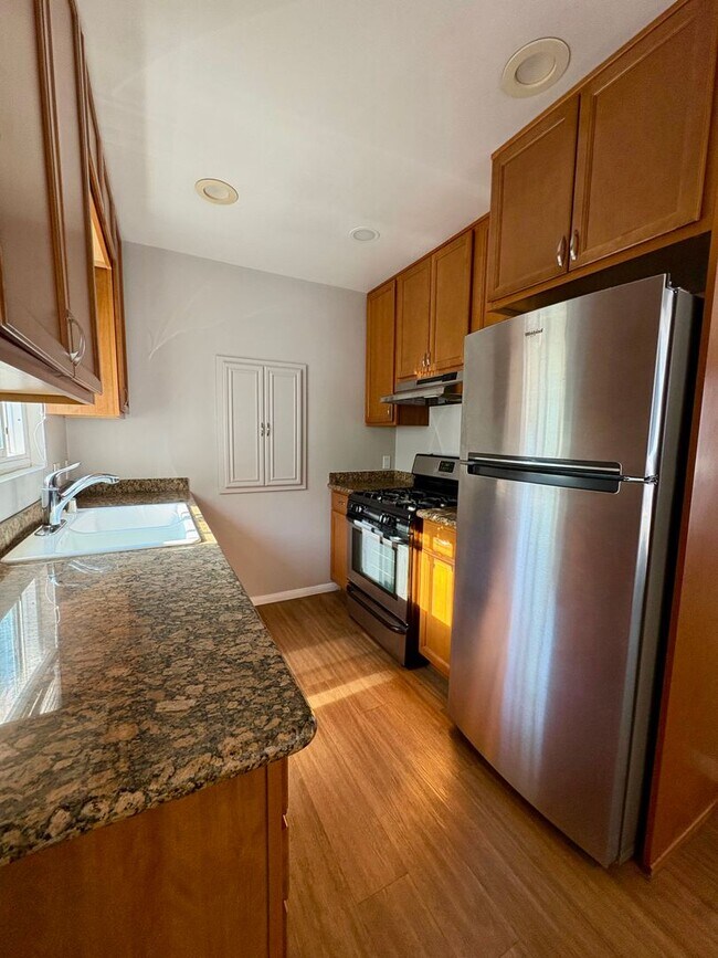 Building Photo - 3 bedroom / 2 bath upstairs unit in the heart of Hillcrest!