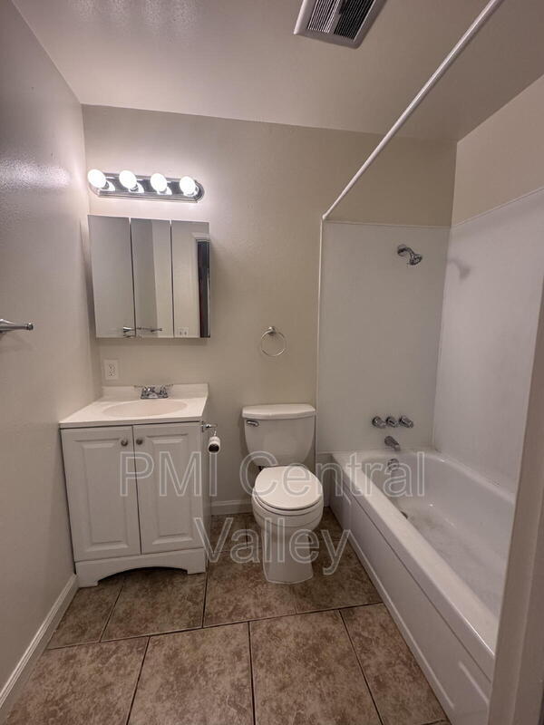 Building Photo - 1331 Pinetree Dr