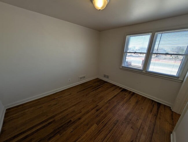 Building Photo - 323 N 4th St