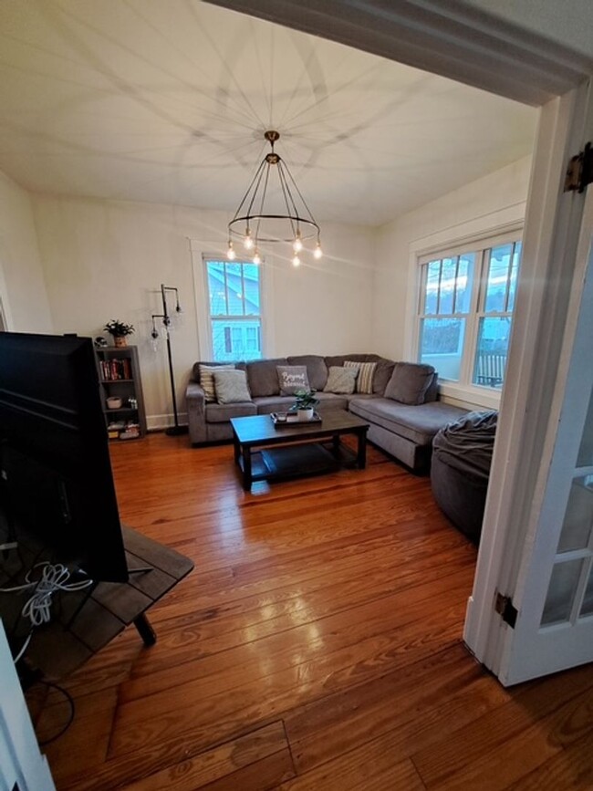 Building Photo - Fully Remodeled Home