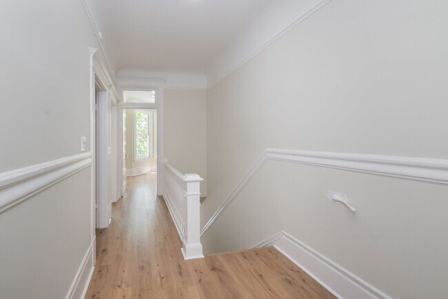 Building Photo - Fully Remodeled, Top Floor 3/2 Full Floor Flat W/ Bonus Room! In-Unit W/D!