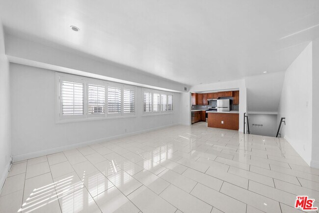 Primary Photo - 148 S Reeves Dr