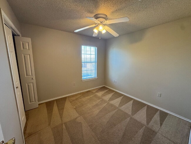 Building Photo - Quad Located In The Heart of Shopping, Dining & Leisure! Easy Access to West Loop!