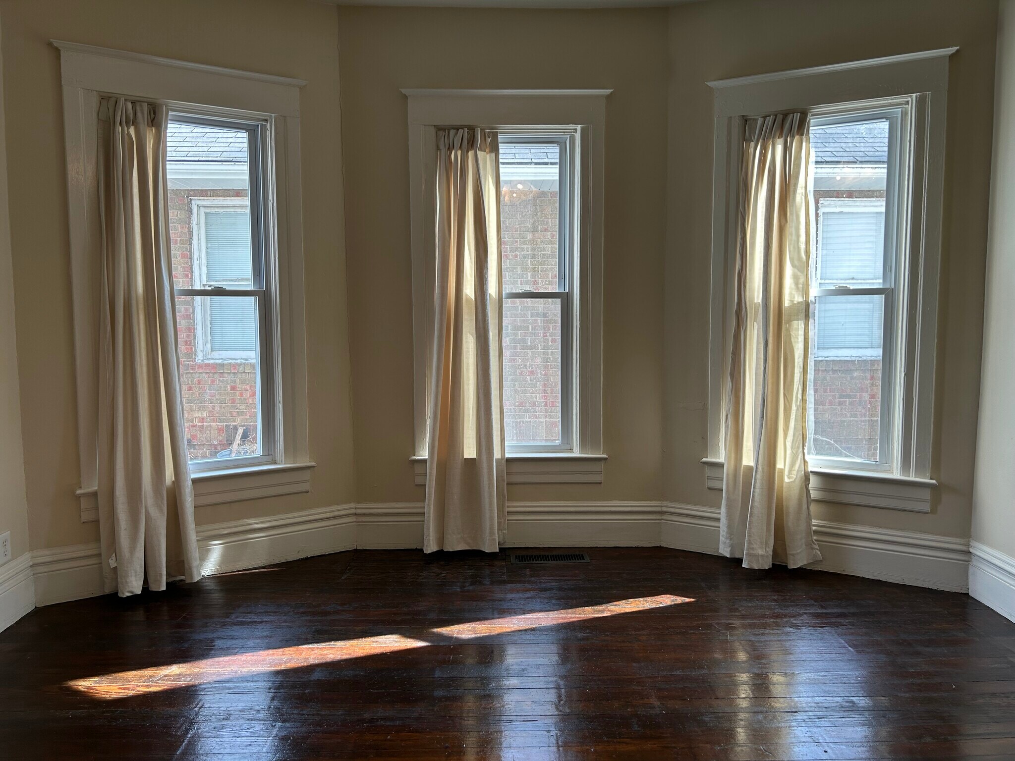 Building Photo - 503 W Allen St