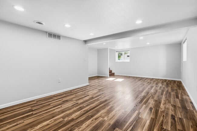 Building Photo - 122 Helena Cir