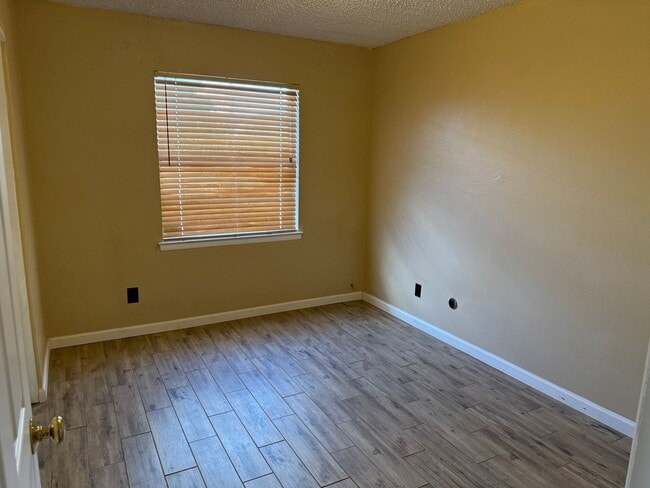 Building Photo - Nice 4 br, 1.75 ba, 2 living areas, 2 car ...