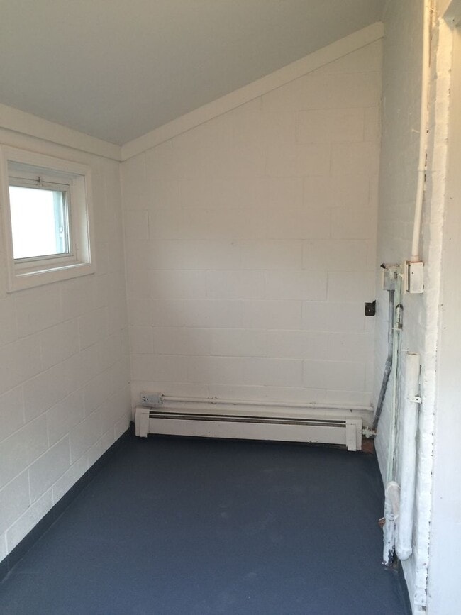 Building Photo - Three bedroom in Columbia