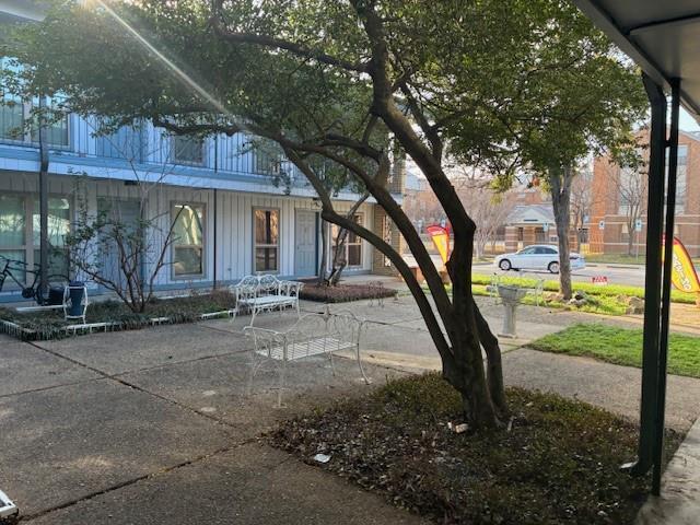 Building Photo - 425 S Oak St