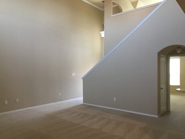 Building Photo - House for Lease in Heartland Area!