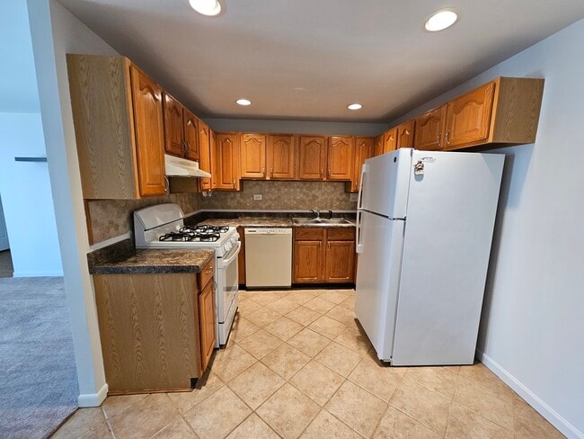 Building Photo - 829 Pondview Ct