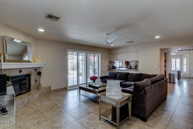 Building Photo - 6768 E Grandview Dr